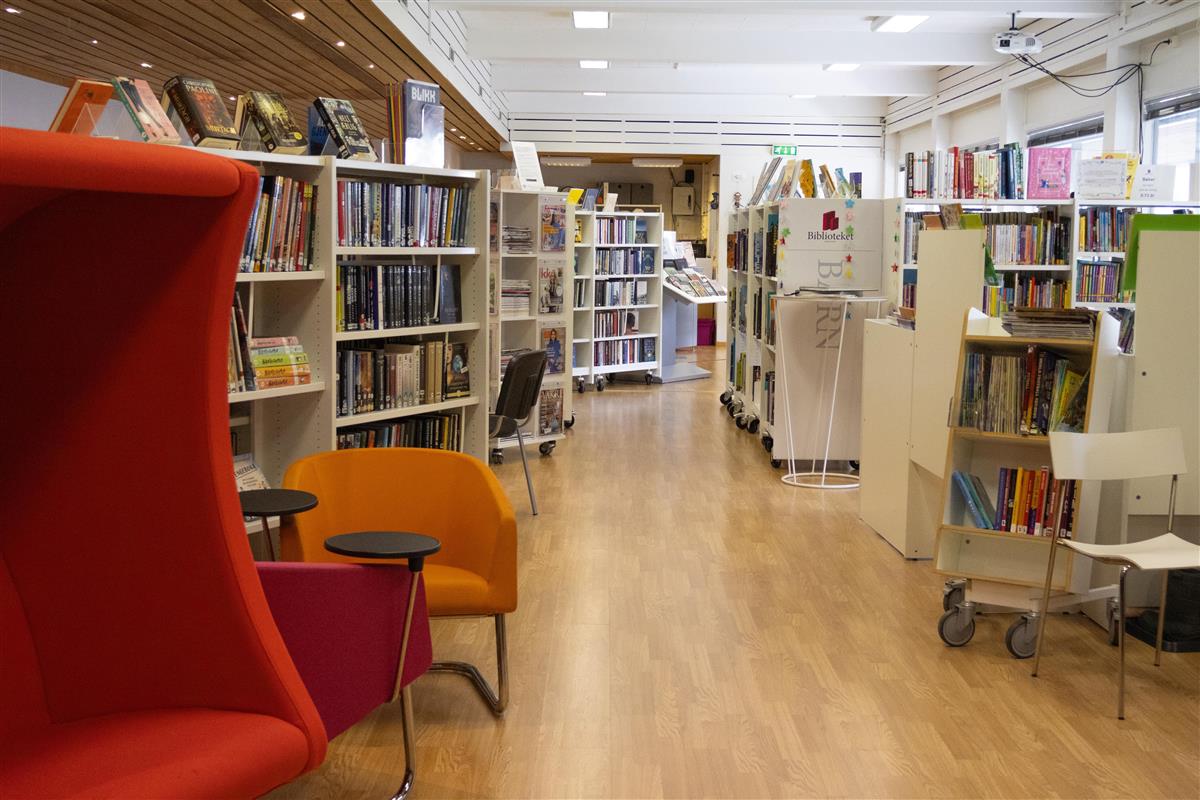 biblioteket, sett frå menneskjehøgd. Det er fargerikt og varmt, med barneavdelingen synleg til høgre. - Klikk for stort bilete